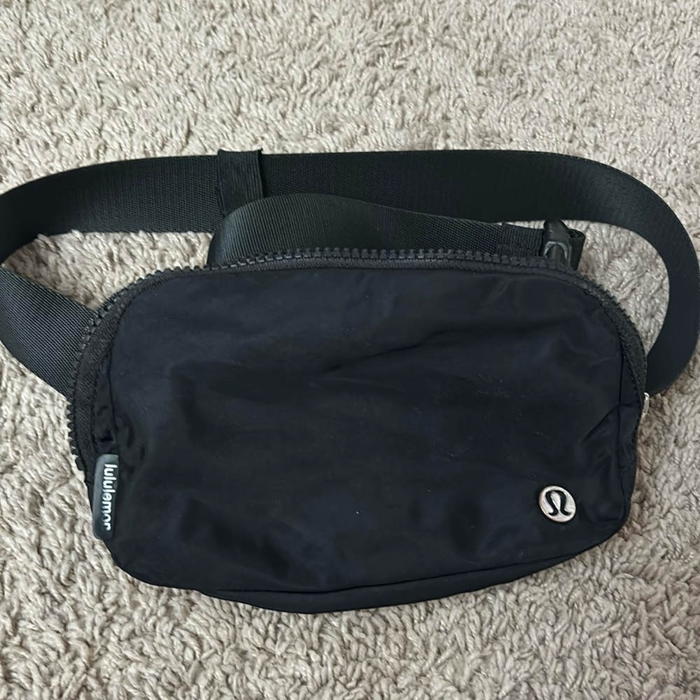 Lululemon black belt bag